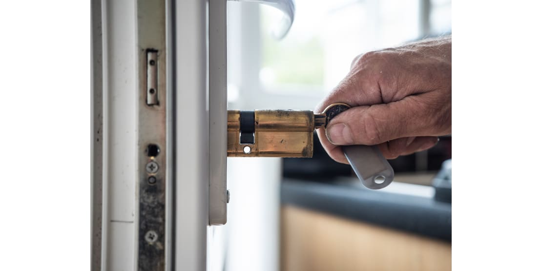 How to Fit & Replace Door Locks Wickes.co.uk