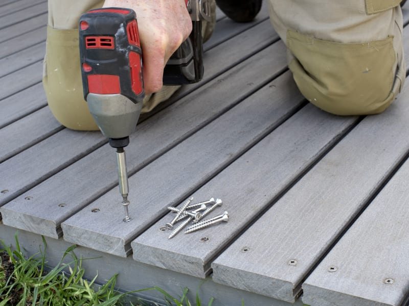 How to lay a raised deck