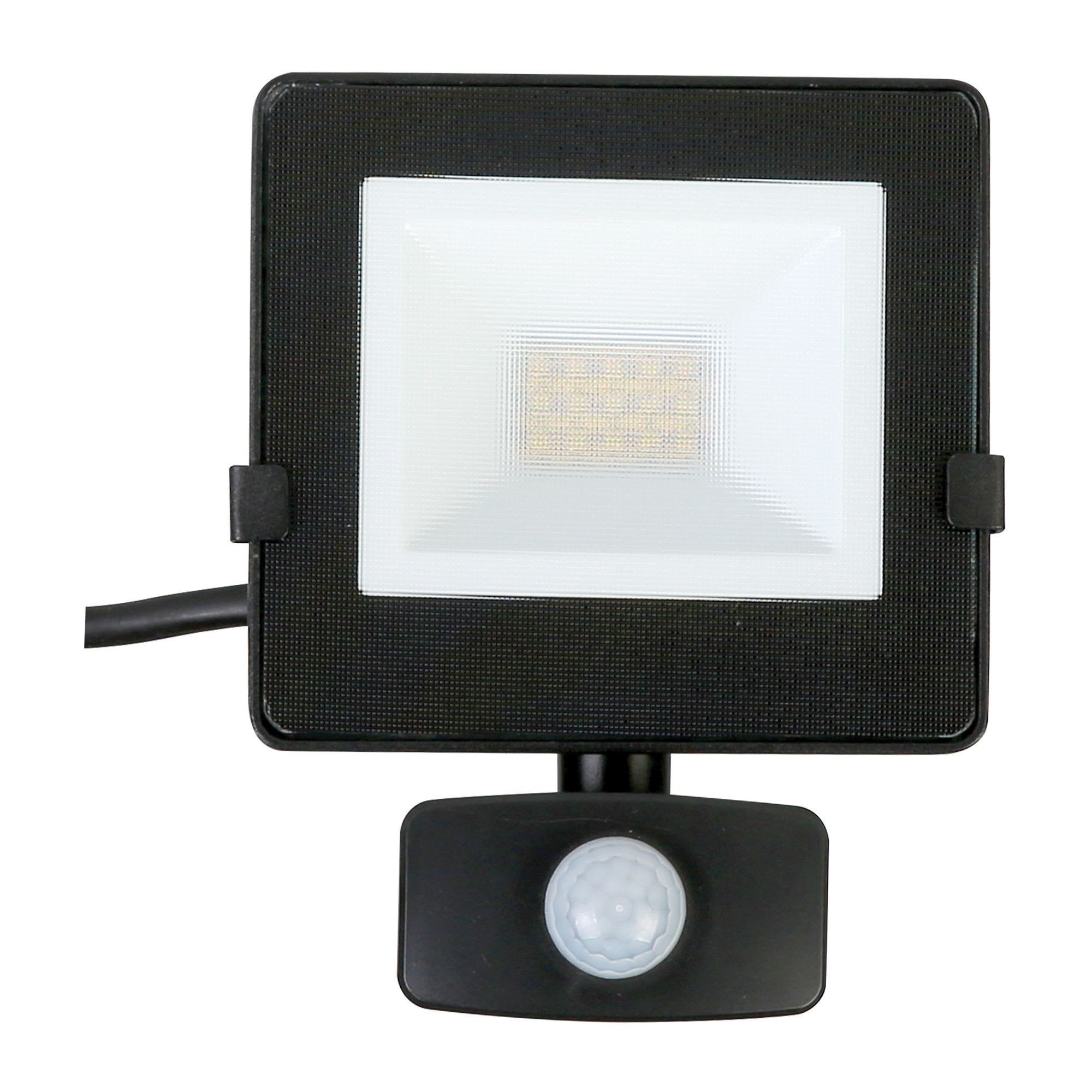 Luceco Eco PIR IP54 Black 800 Lumens Flood Light 10W Wickes.co.uk