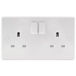Wickes 13A Twin Switched Double Pole Slim Socket - White