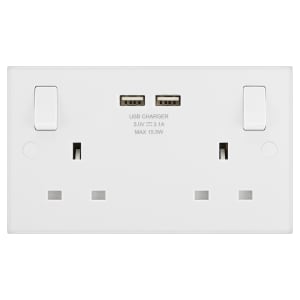 Wickes white moulded 13A switched socket with usb charger slimline Pack of 2 