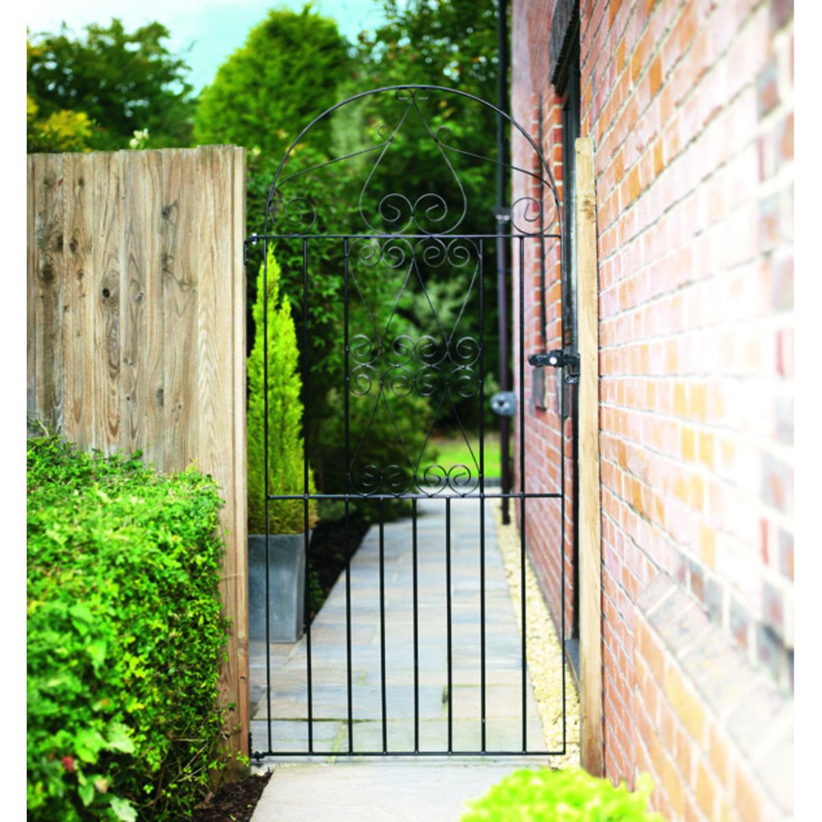 Image of Wickes Chelsea Bow Top Steel Gate Black - 991 x 1875 mm