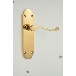 Wickes Prague Victorian Shaped Latch Door Handle - Polished Brass 1 Pair