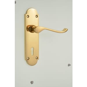 Wickes Prague Victorian Shaped Locking Door Handle - Polished Brass 1 Pair